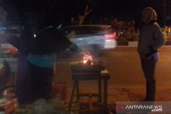 Penjual jagung bakar banjiri Pekanbaru jelang tahun baru