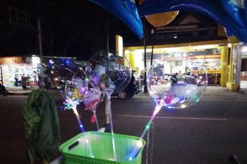Malam tahun baru penjual balon bening di Mamuju raup untung