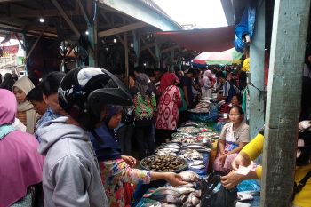 Jelang malam Tahun Baru 2020, warga berburu ikan segar di Pasar Lelang