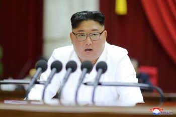 Kim Jong Un mengarahkan latihan militer di tengah upaya cegah corona