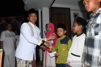 Tahun baru, Bupati Batang serahkan santunan anak yatim dan jompo