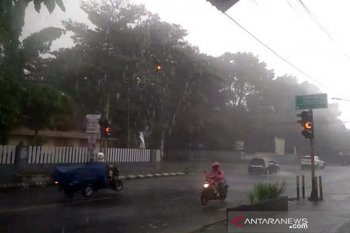 Saat hujan disertai petir, segera masuk ruangan
