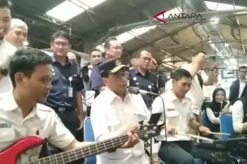 VIDEO: Menhub hibur penumpang kereta di Stasiun Tugu