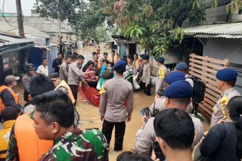 Evakuasi warga Cipinang Melayu berlanjut. Ada warga yang ketakutan