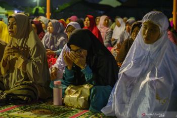 Ribuan warga Palu sambut tahun baru dengan zikir di lokasi eks tsunami