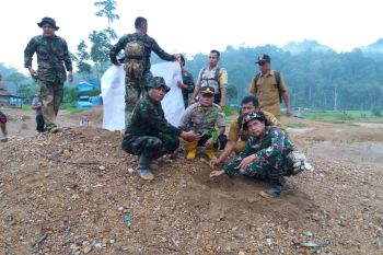 TNI-Forkopimcam SBH hijaukan kembali lahan bekas tambang emas yang sudah tandus