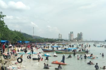 Pantai Pasir Putih Lampung ramai wisatawan