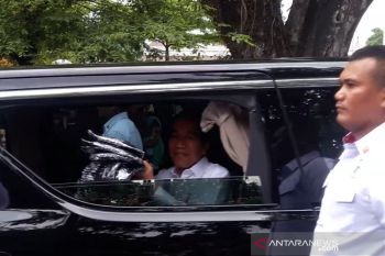 Presiden bagikan kaus saat tinggalkan Gedung Agung Yogyakarta