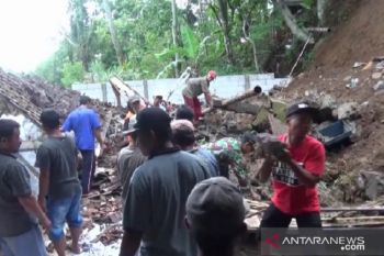 Rumah warga di Madiun tertimbun tanah longsor