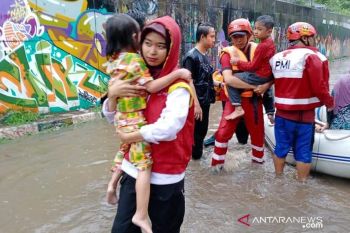 Aksi heroik relawan PMI selamatkan warga terjebak banjir di Jabodetabek