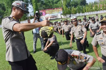 Tradisi kenaikan pangkat polisi