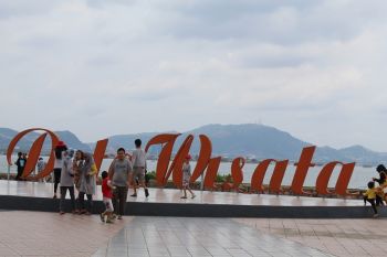 Wisatawan padati objek wisata pantai pada Tahun Baru