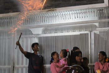 Bandarlampung meriah di malam pergantian tahun, meski sempat diguyur hujan