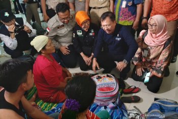 Menkes kunjungi korban banjir ajak doakan agar banjir surut