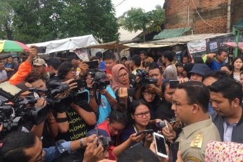 Gubernur DKI Anies Baswedan diteriaki pengungsi saat inspeksi banjir