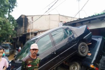 Banjir surut, sejumlah mobil bertumpukan hingga ganggu akses jalan warga