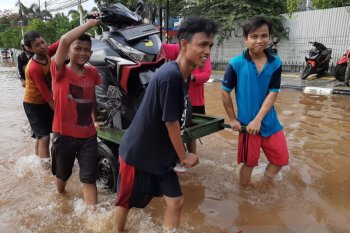 Berkah Banjir,  Tegar raup untung dengan gerobak