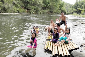 Sensasi "bamboo rafting" memikat wisatawan ke Loksado
