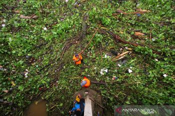Sampah Hambat Arus Tranportasi Air