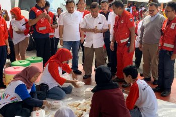 Jusuf Kalla meninjau dapur umum PMI Jaktim