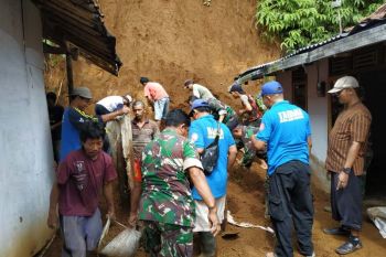 Petugas gabungan dikerahkan tangani longsor di Gununglurah Banyumas