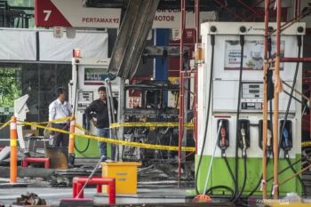 SPBU Daan Mogot terbakar di tengah banjir