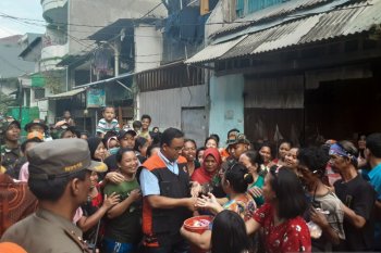 Wow, Anies ceburkan diri di genangan banjir