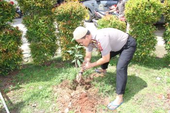 Polresta Bandarlampung tanam pohon dalam rangka penghijauan