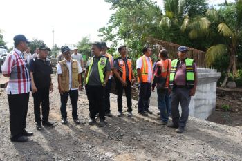 Bupati Najmul dan Kasatker BPJN tinjau jembatan putus
