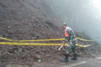 Tanah longsor timpa badan jalan  menuju Gunung Rinjani