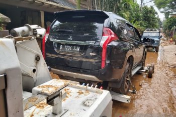 24 mobil korban banjir di Jaksel berhasil diderek ke bengkel