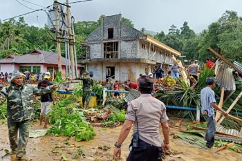 Polres Sangihe kerahkan personel bantu korban banjir di Kampung Lebo