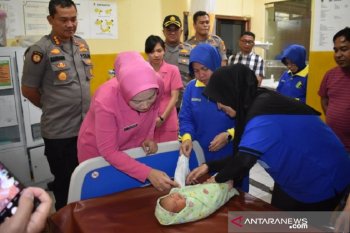 Bayi usia tujuh hari ditinggalkan begitu saja di depan rumah warga