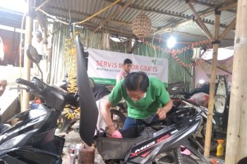 Layanan perbaikan motor dan HP gratis Dompet Dhuafa bagi korban banjir