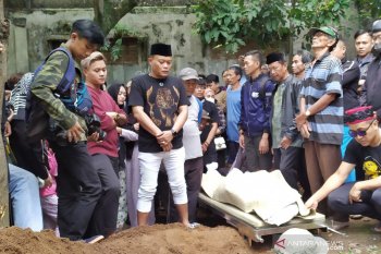 Sule hadir  dalam pemakaman Lina yang merupakan mantan istrinya