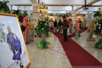 Banjir surut,  seorang warga gelar resepsi pernikahan