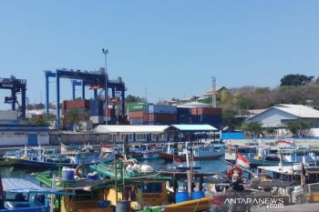 Kapal-kapal nelayan berhenti melaut akibat cuaca buruk