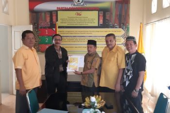 Ketua Nasdem Sumbar Hendrajoni mengembalikan berkas pendaftaran ke Golkar