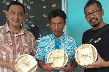 Warga Musi Banyuasin  olah limbah pelepah pinang jadi piring