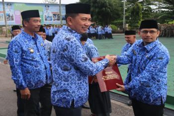 Ratusan PNS di Barito Utara menerima penghargaan Satyalencana