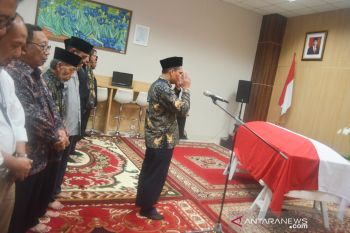 Jenazah Mien Sugandhi dishalatkan di KPPPA sebelum dimakamkan di TMP Kalibata