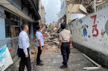 Saksi sebut bangunan roboh di  Palmerah miring sejak dua tahun lalu