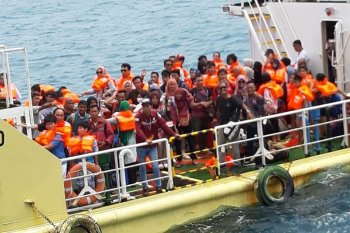 Cuaca buruk, sejumlah wisatawan tertahan di Karimunjawa