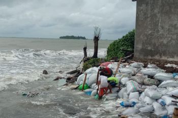 Gubernur Sulsel janji berikan bantuan korban abrasi di Galesong Takalar
