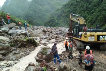 Koramil Tembagapura dan Freeport perbaiki jalan rusak Kampung Banti