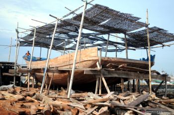Pembuatan kapal kayu