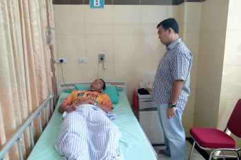 Rycko Menoza besuk pasien operasi usus buntu di RS Airan