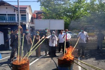 Kejari Pesisir Selatan musnahkan barang bukti kejahatan