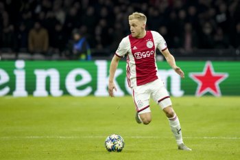 Solksjaer pertimbangkan beli gelandang Ajax Donny van de Beek