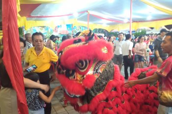 Ethnic Chinese in Padang holds the sincia night market welcomes Chinese New Year